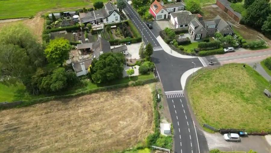 Drone-overzicht reconstructie kruising Tempeldijk met nieuwe asfaltlaag, civieltechnisch project gemeente Rotterdam