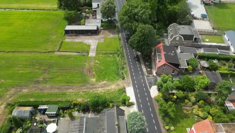 Drone-overzicht aanleg nieuw wegdek Tempeldijk langs het dorp, civieltechnisch projectmanagement gemeente Rotterdam