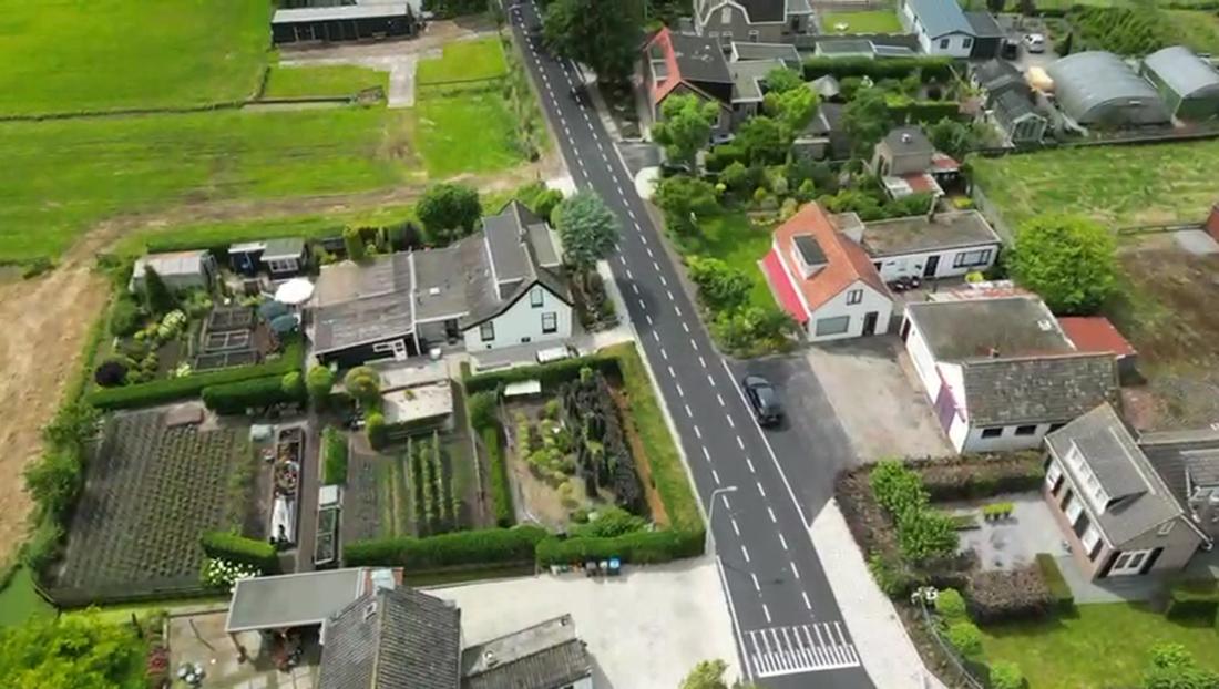 Drone-overzicht Tempeldijk, strakke nieuwe asfaltweg door het dorp, civieltechnische reconstructie regio Rotterdam